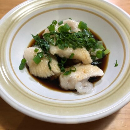 水晶鷄作りました。片栗粉のお陰でつるんと食べれて美味しかったです。

よりさっぱりと大葉も添えてみました。